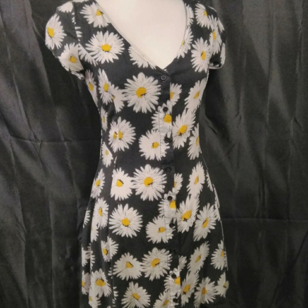 VINTAGE | Daisy Printed Button-Up Dress!